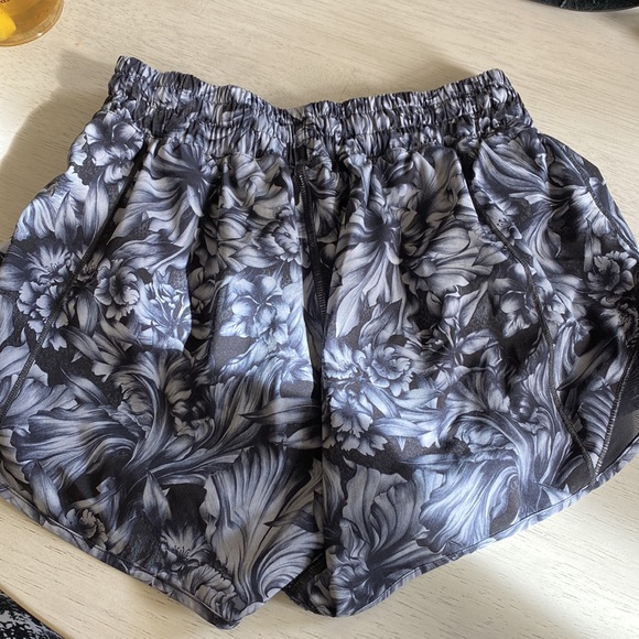 Lululemon darling black/gray floral pattern running short, with liner Size 4 - Picture 2 of 7